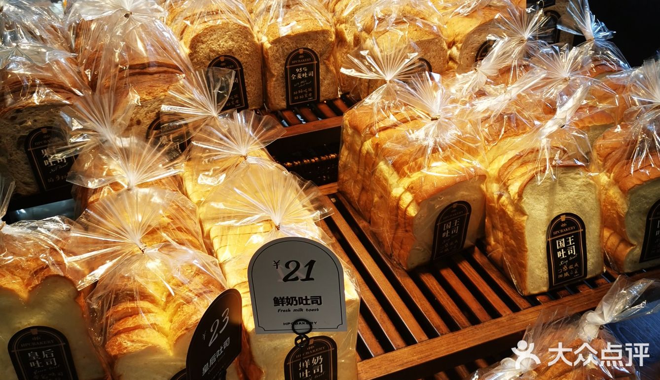 一进店有点被惊到，这家店也太大了吧，面包种类好多