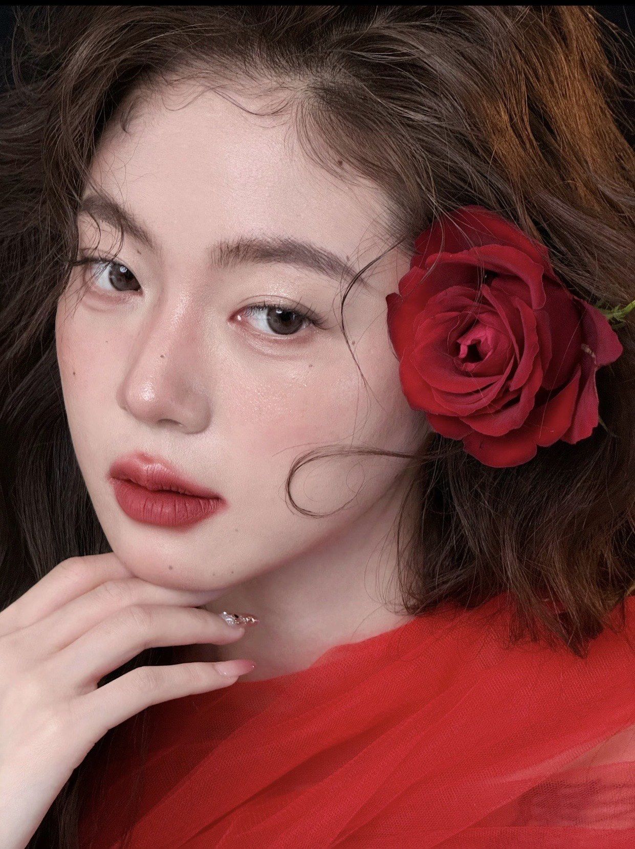 超吸睛|冷艳玫瑰妆
头戴红花争做气质