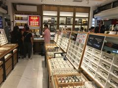 -美式眼镜·授权蔡司.依视路.尼康.豪雅.明月(人民广场店)