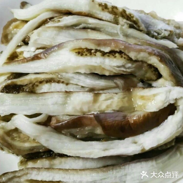 夏季快手菜—葱油茄子 食材清单： 茄子2个 葱一根