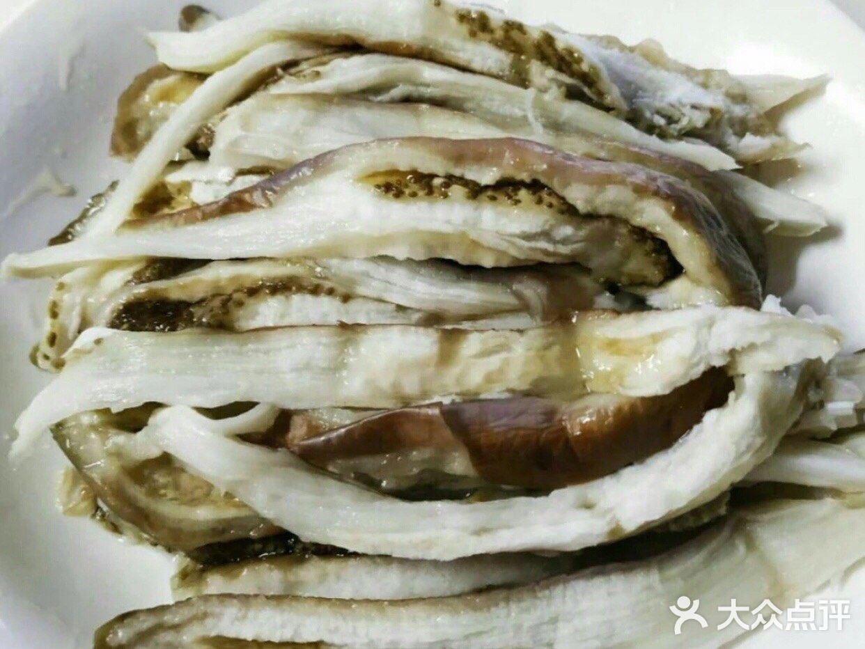 夏季快手菜—葱油茄子 食材清单： 茄子2个 葱一根