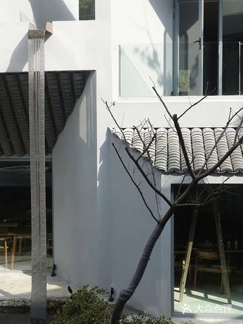 自河对岸远望,前山后山形成“深远”之势,自内庭仰看后