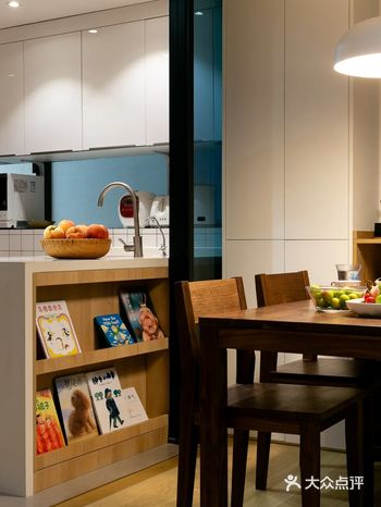 打通了原户型的厨房隔墙，用多扇对角推拉门做可分合式厨房，既