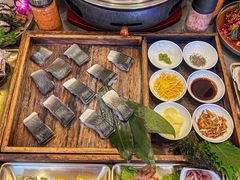 -围炉肉舍•炭烤活鳗•丹东海鲜烤肉(步行街店)