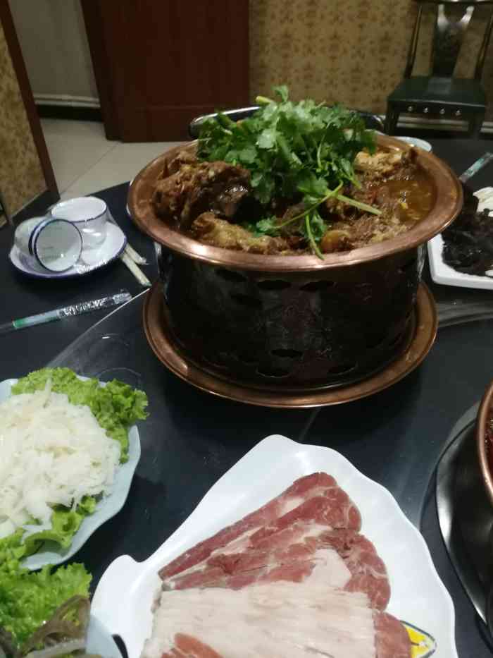 恩来顺火锅(北塘店)-"正宗传统铜锅,但是也有鸳鸯可以选择,我们.