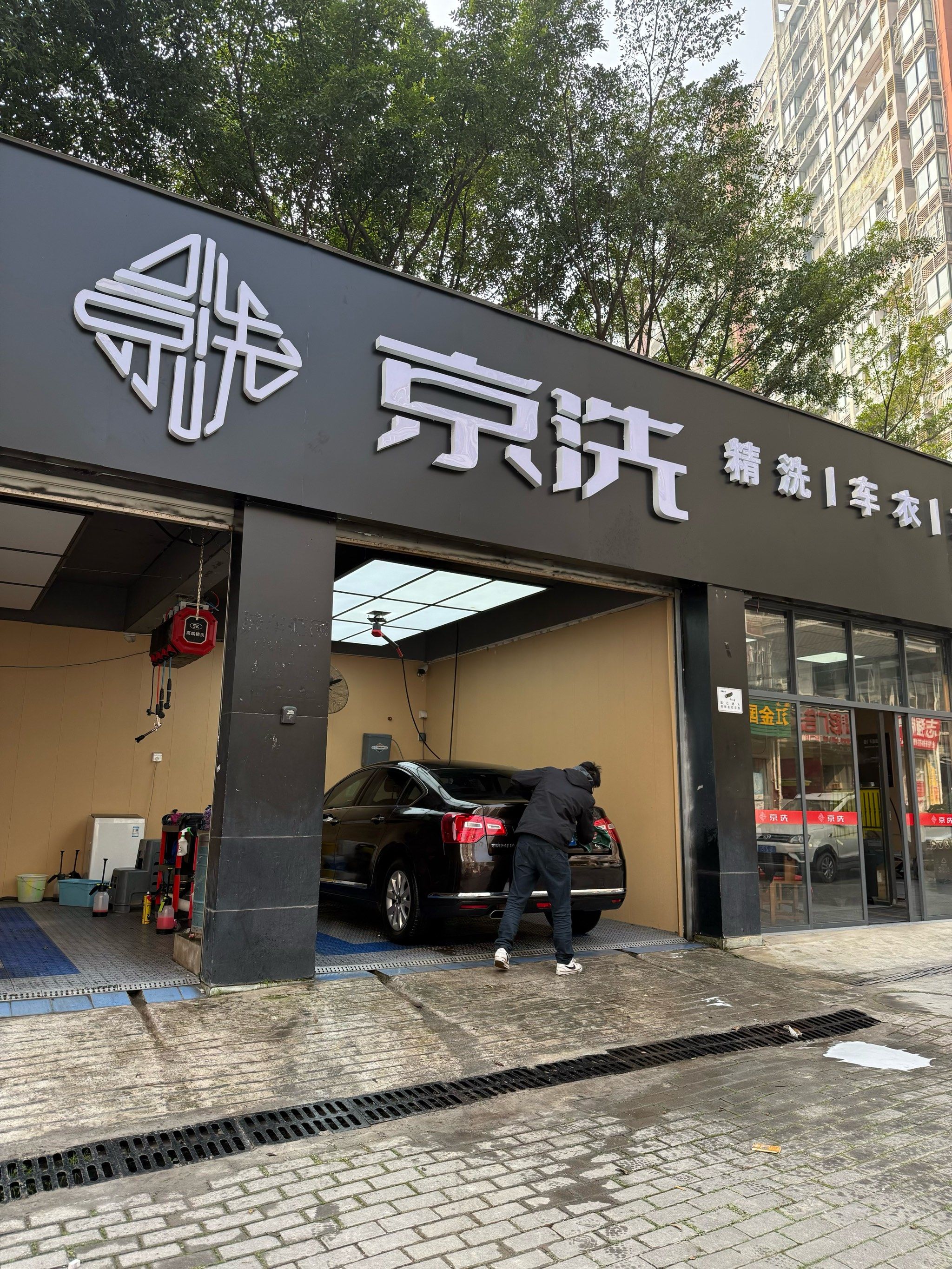 这么久没洗的车,今天在这里做了个大扫除,洗得非常仔细