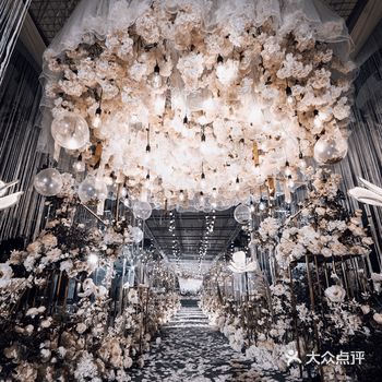 简洁干净的背景元素,让整场婚礼沉浸在巧克力的梦幻丝滑中。