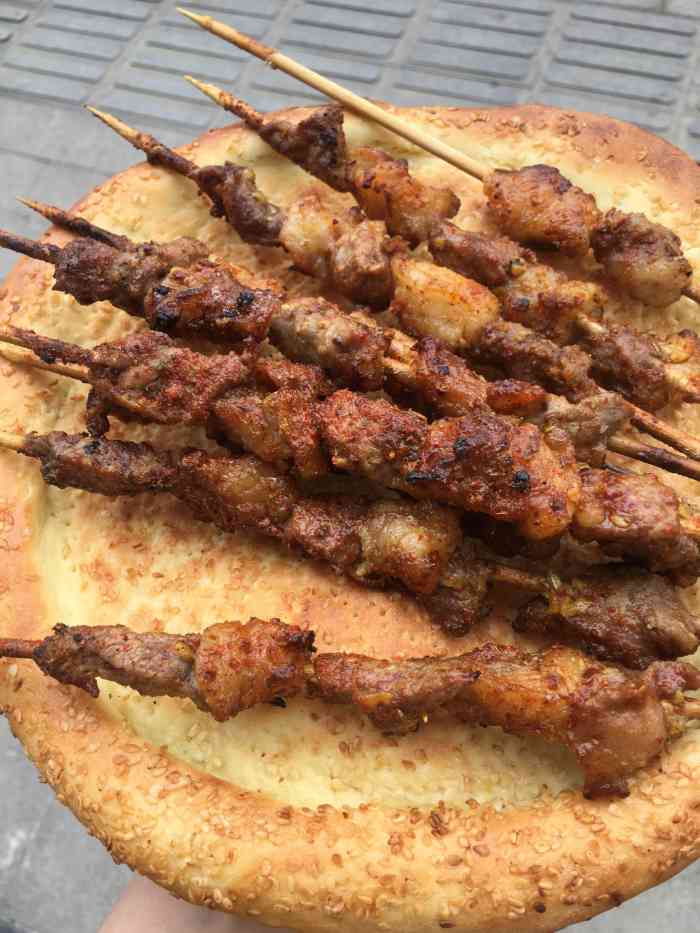 新疆和田烤羊肉串-"这家新疆烤羊肉串绝对是正宗的 因为我给老.