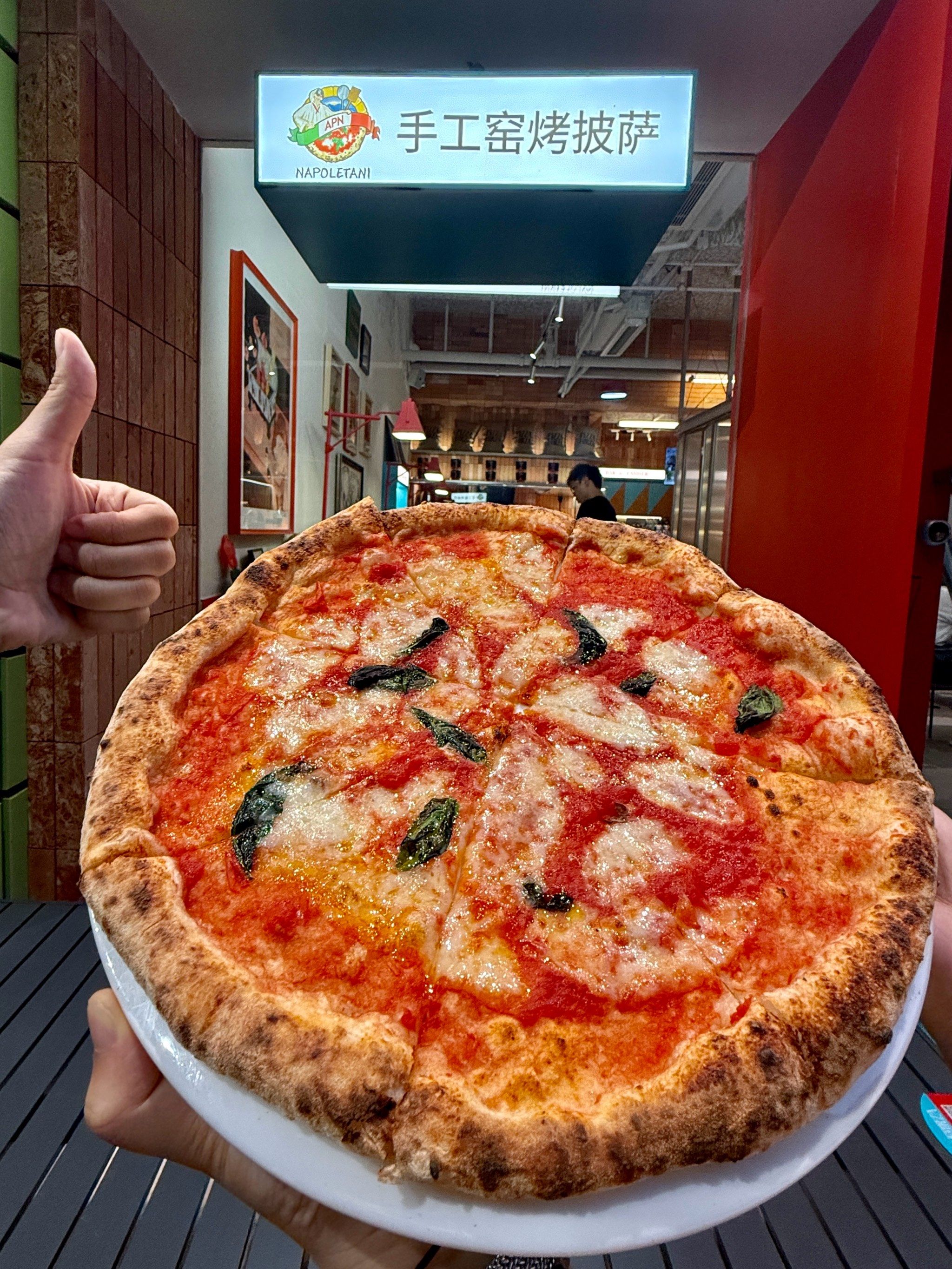 披萨不会出错
这款饼皮稍微厚一点点～
玛格丽特披萨我也很喜欢 7