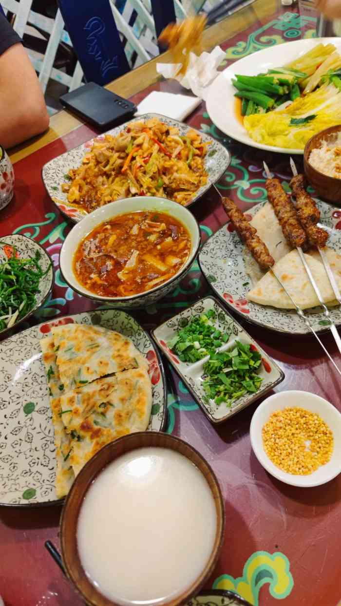 格日勒阿妈(大召店)-"呼市很有名的连锁蒙餐,很有特色,从店铺装.