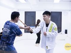 -菠萝格斗巴西柔术训练馆