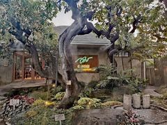 -Chom Cafe and Restaurant