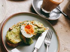 牛油果煮蛋吐司-RAC BAR(安福路店)