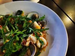 温热海鲜沙拉配牛油果-Mercato莫卡多露台餐厅与酒吧(K11店)