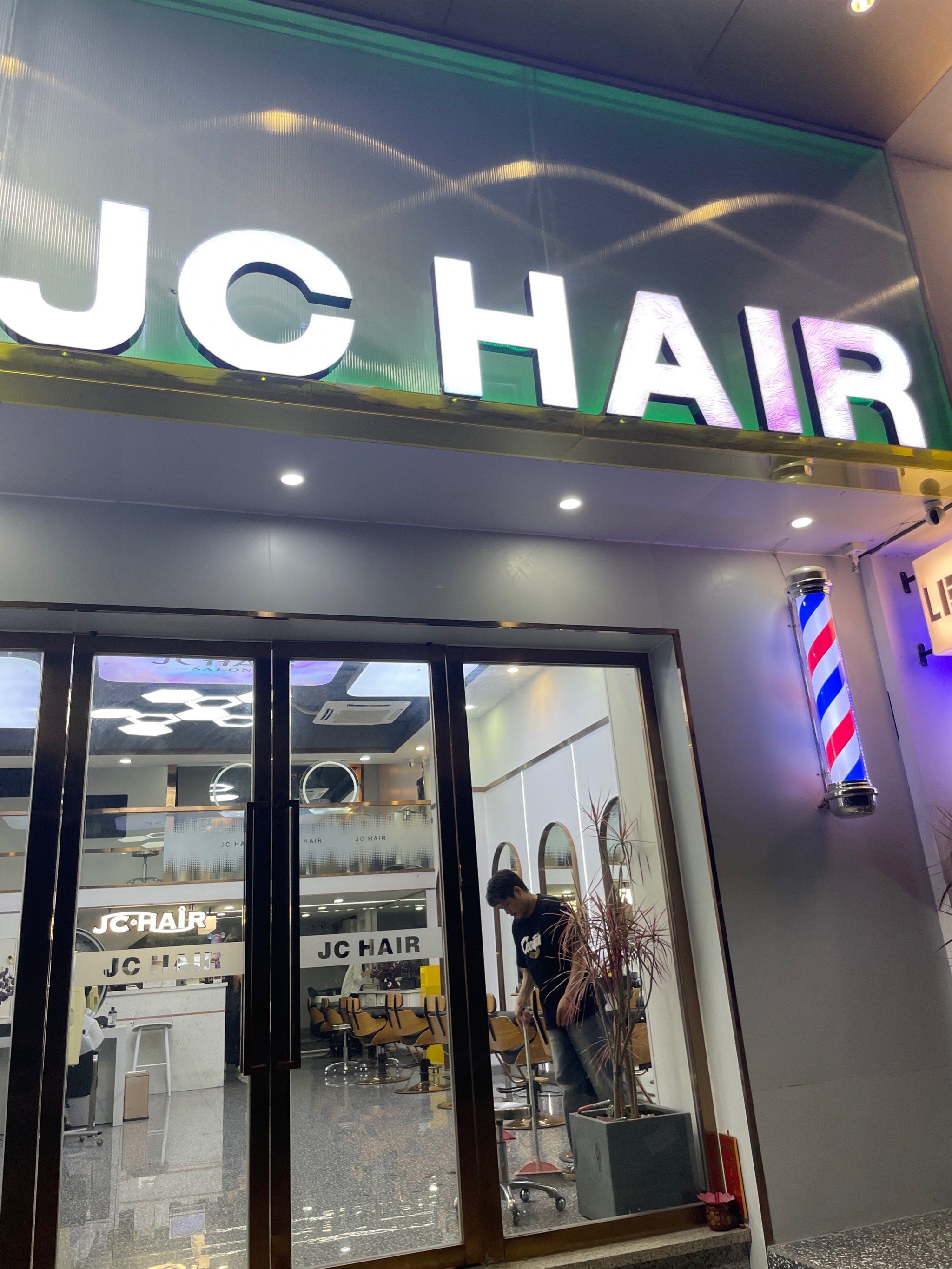店铺位于伯顿城岭南站斜对面,这家jc hair