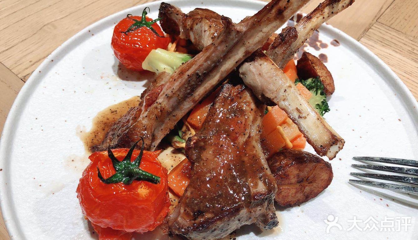 周末出去过小世界 点了羊排/牛排和蔬菜色拉