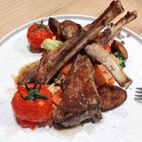 周末出去过小世界 点了羊排/牛排和蔬菜色拉