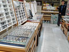 -美式眼镜·授权蔡司.依视路.尼康.豪雅.明月(人民广场店)