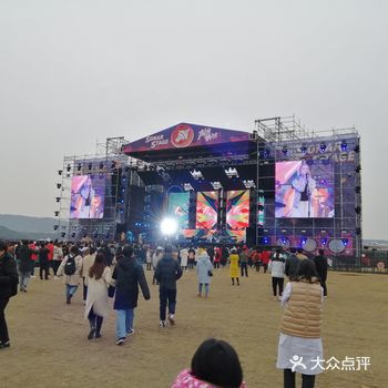 地点：2020年1月1号日，东湖音乐公园，具体地点街