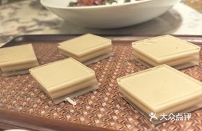 Delicious Coconut-flavored Chrysanthemum Cake