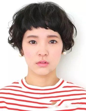 一款减龄十足的气质美女短发发型