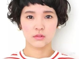一款减龄十足的气质美女短发发型