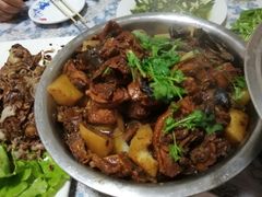 小笨鸡炖蘑菇土豆-高家大院烤全羊