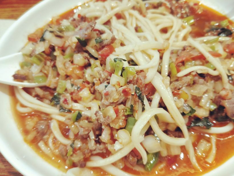 用汤勺吃个老牌子拌面!