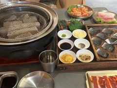 -围炉肉舍•炭烤活鳗•丹东海鲜烤肉(步行街店)