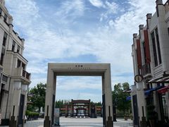 -奕欧来上海购物村停车场