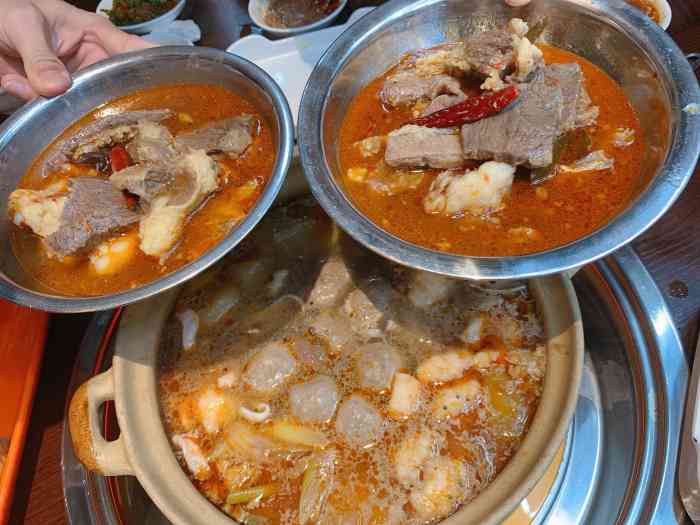 牛一金牛腩煲火锅(桃源店)-"环境:周边有停车位,店铺装修一般,店内有.