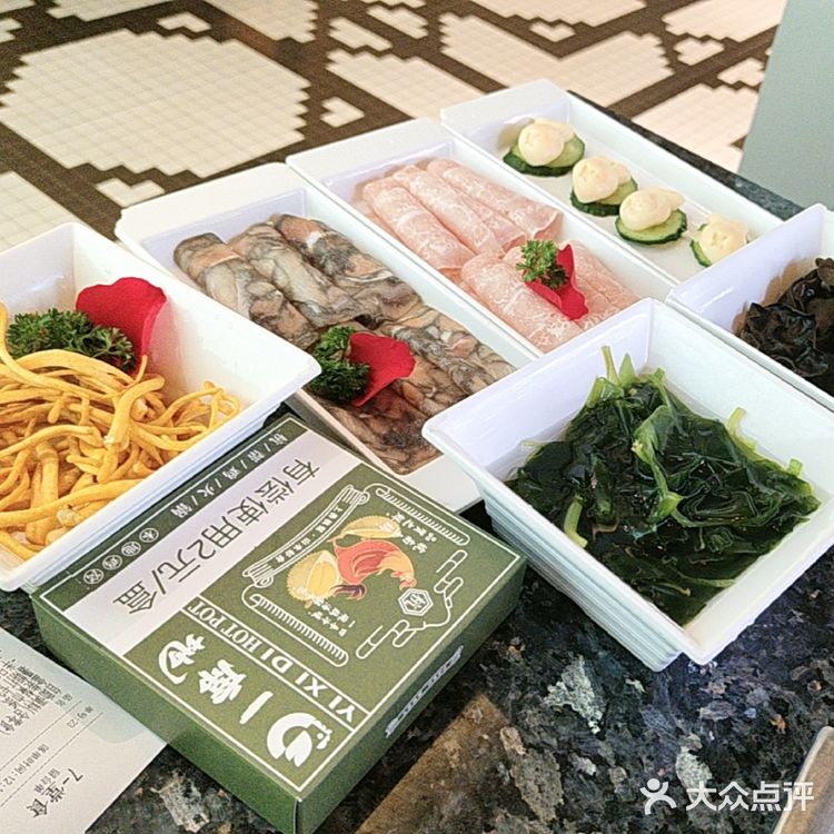 服务到位，套餐物美价廉，火锅汤底和菜品很棒，量很足