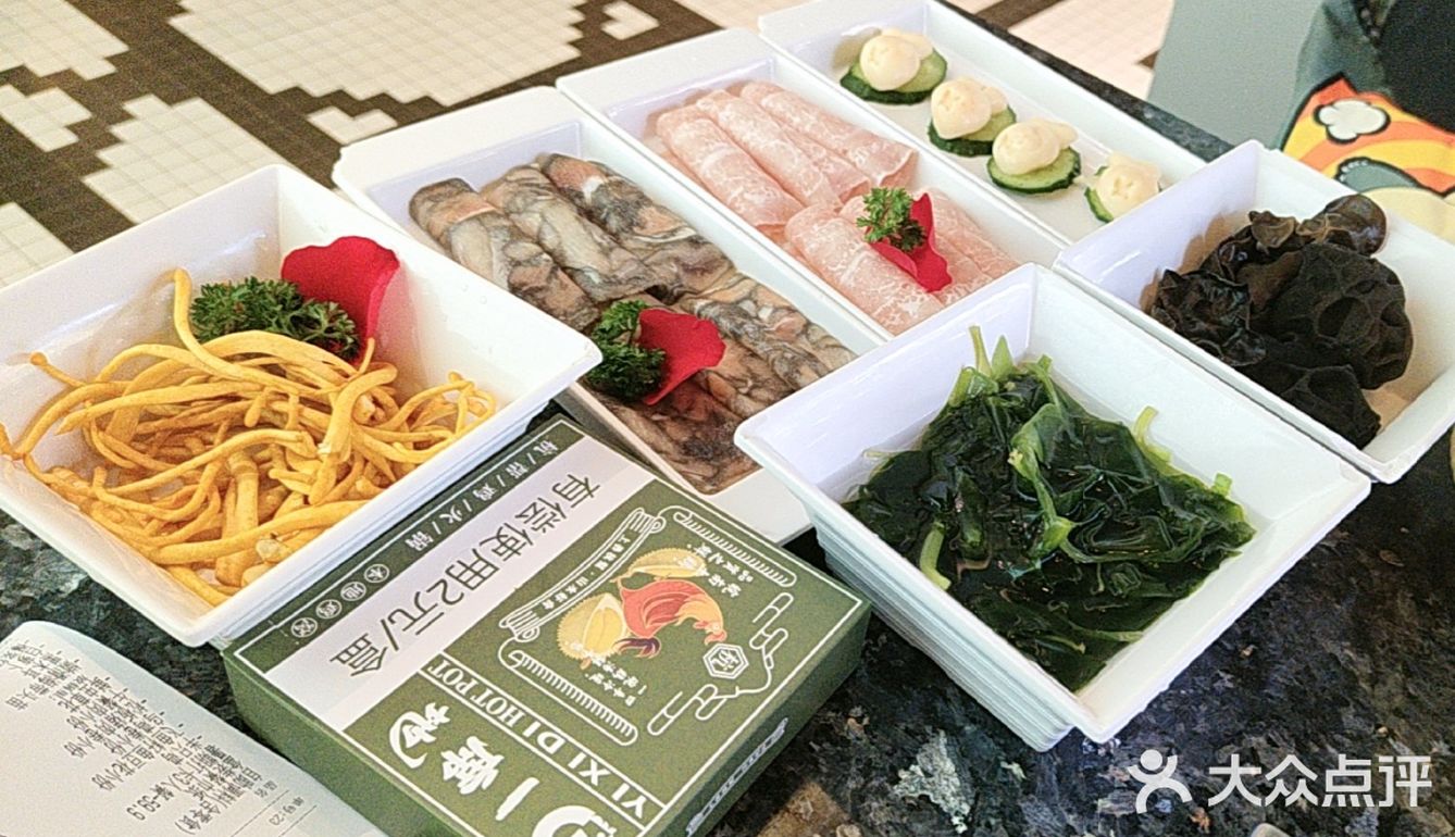 服务到位，套餐物美价廉，火锅汤底和菜品很棒，量很足