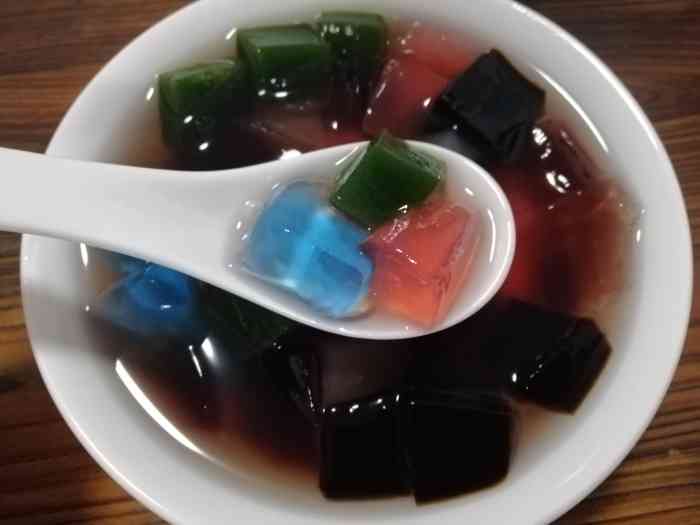 观音豆腐,比我之前吃的味道淡一些. 桑椹凉粉,最有存在感的凉粉.