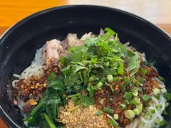 -鸿浩扒猪脚米线