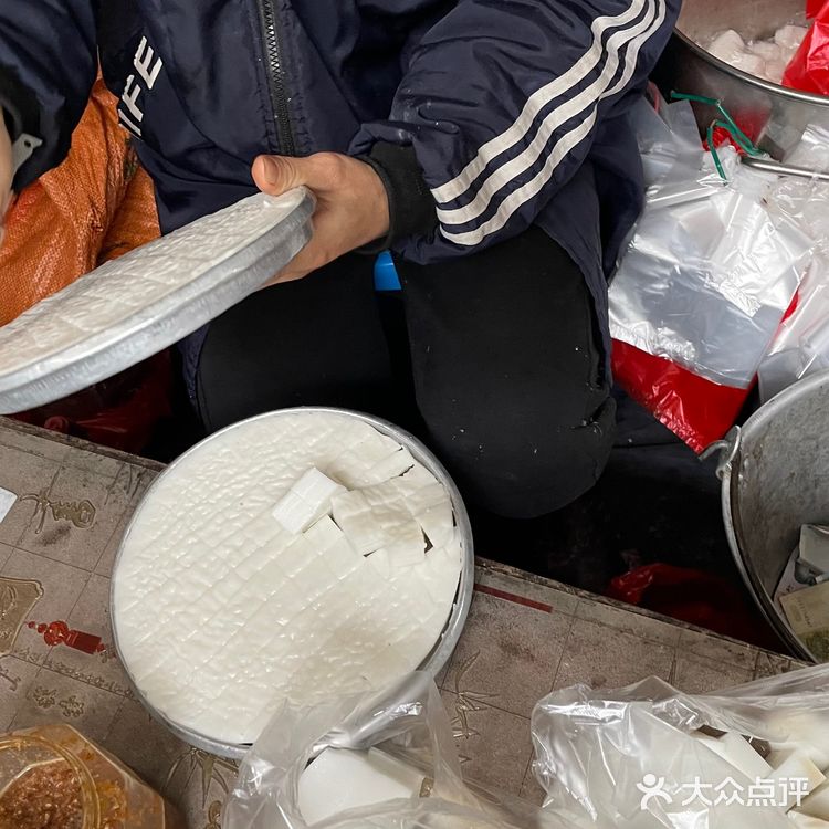 簸箕炊为粤西当地的特色小吃，风靡于茂名市的化州