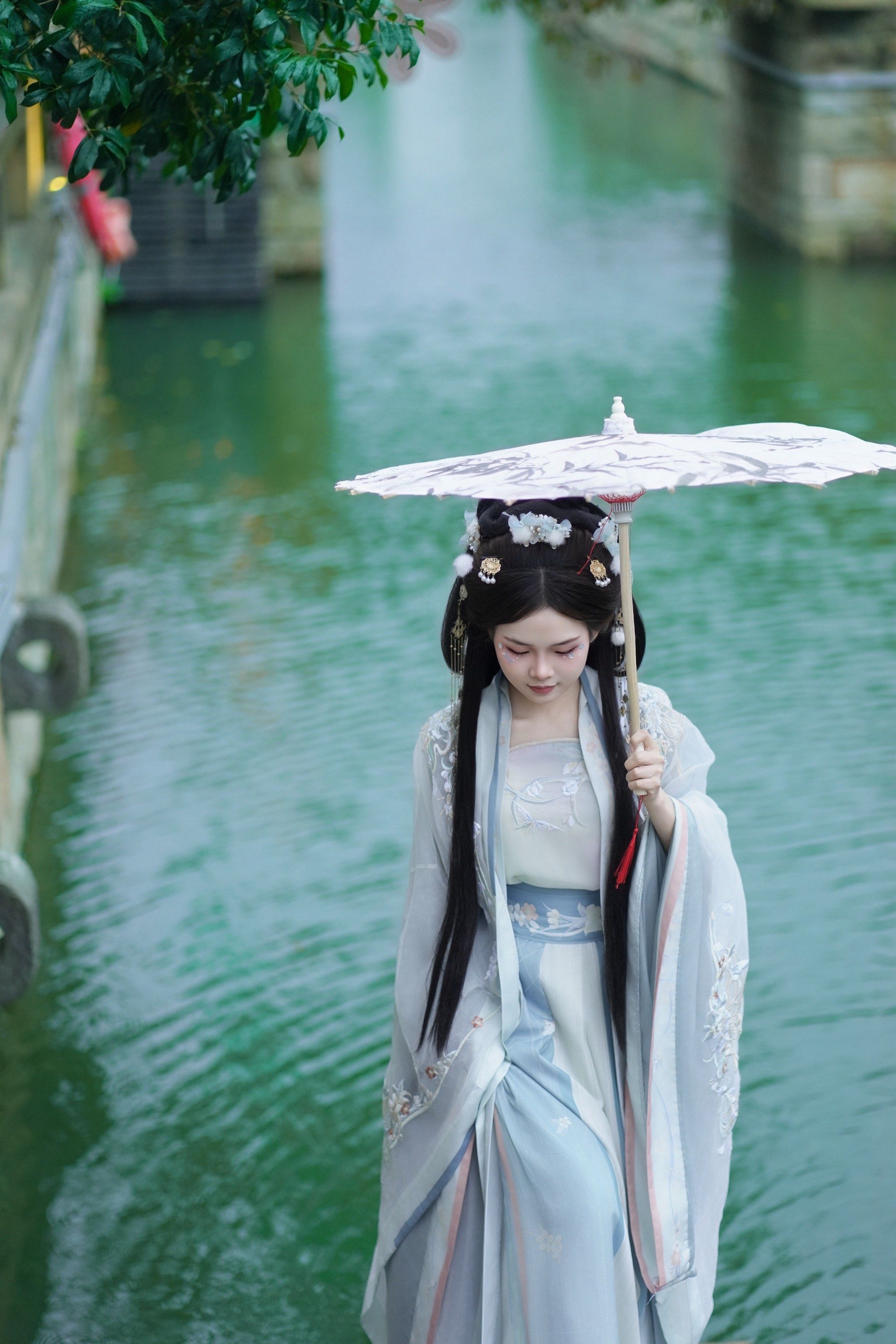 撑伞漫步汉服情