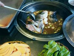 柴锅炖水库鱼-姥家大锅台水库渔家