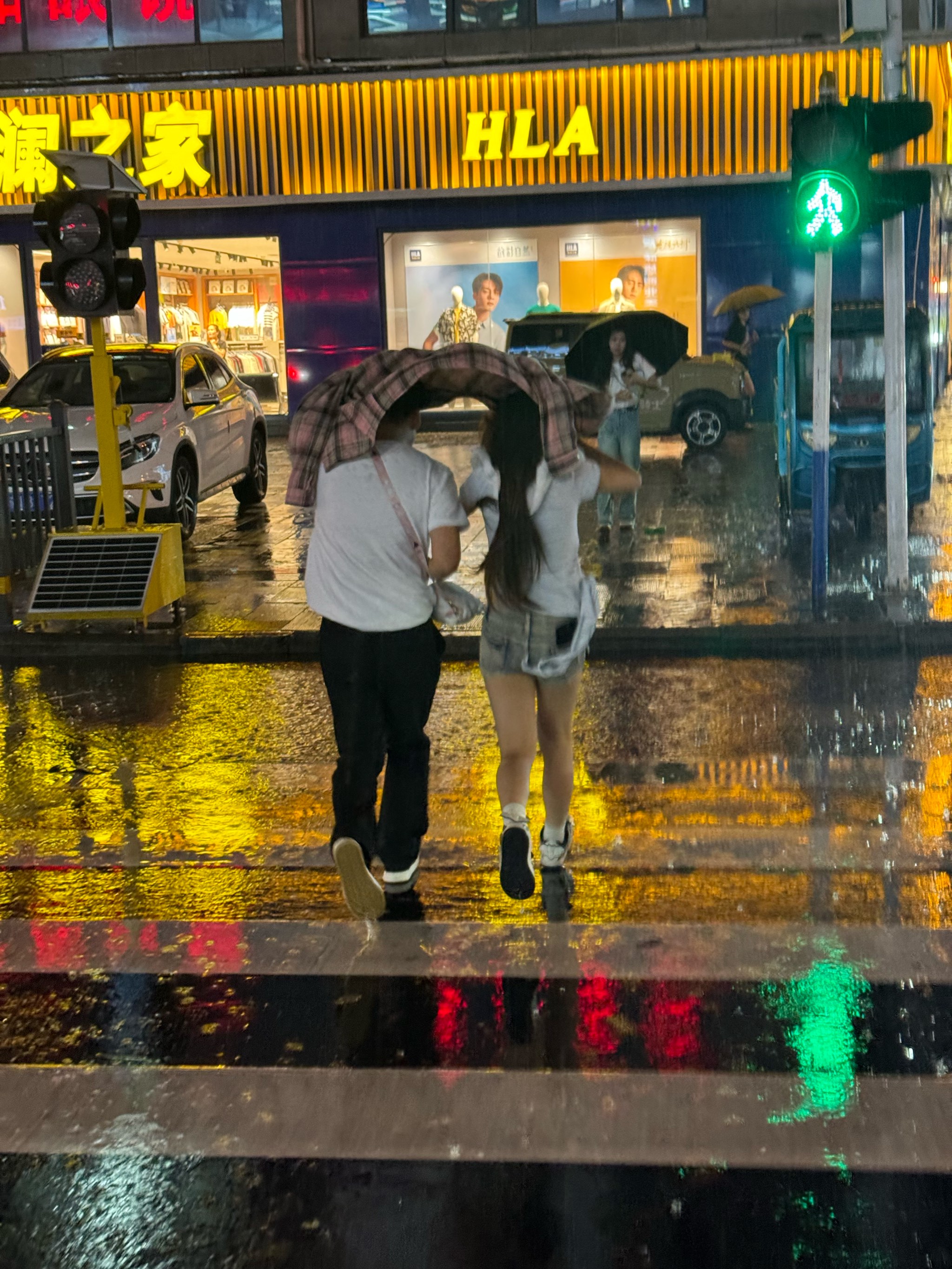 雨中牵手的图片图片