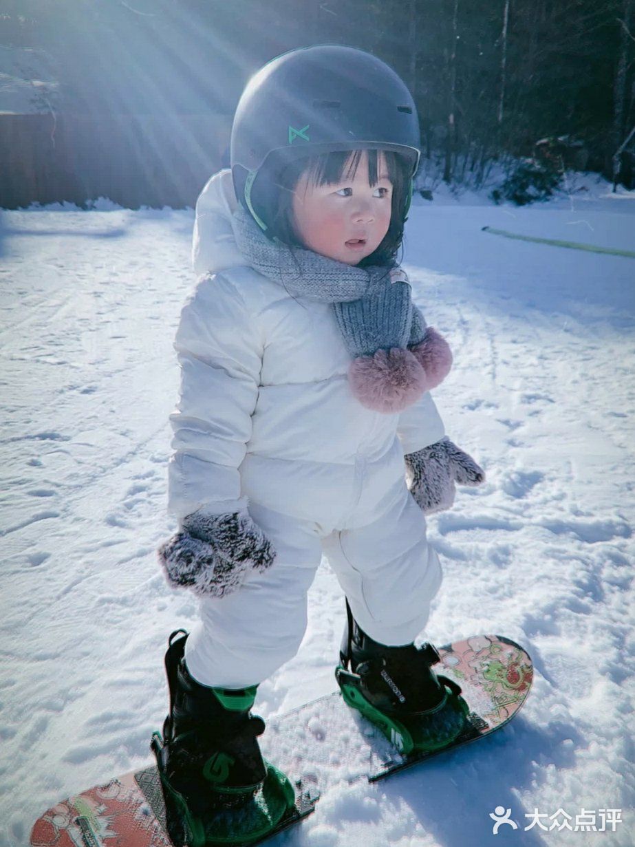 宝贝们滑雪也太酷了吧！