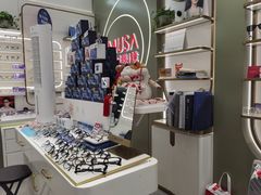 -目上眼镜·蔡司依视路授权(青浦宝龙店)