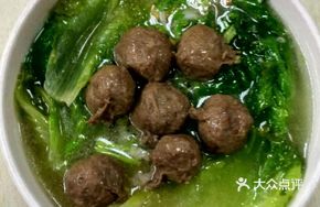 Beef tendon meatball and lettuce soup