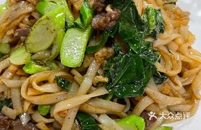 Beef and Gai Lan Stir-Fried Rice Noodles