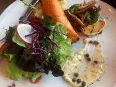 -Chom Cafe and Restaurant