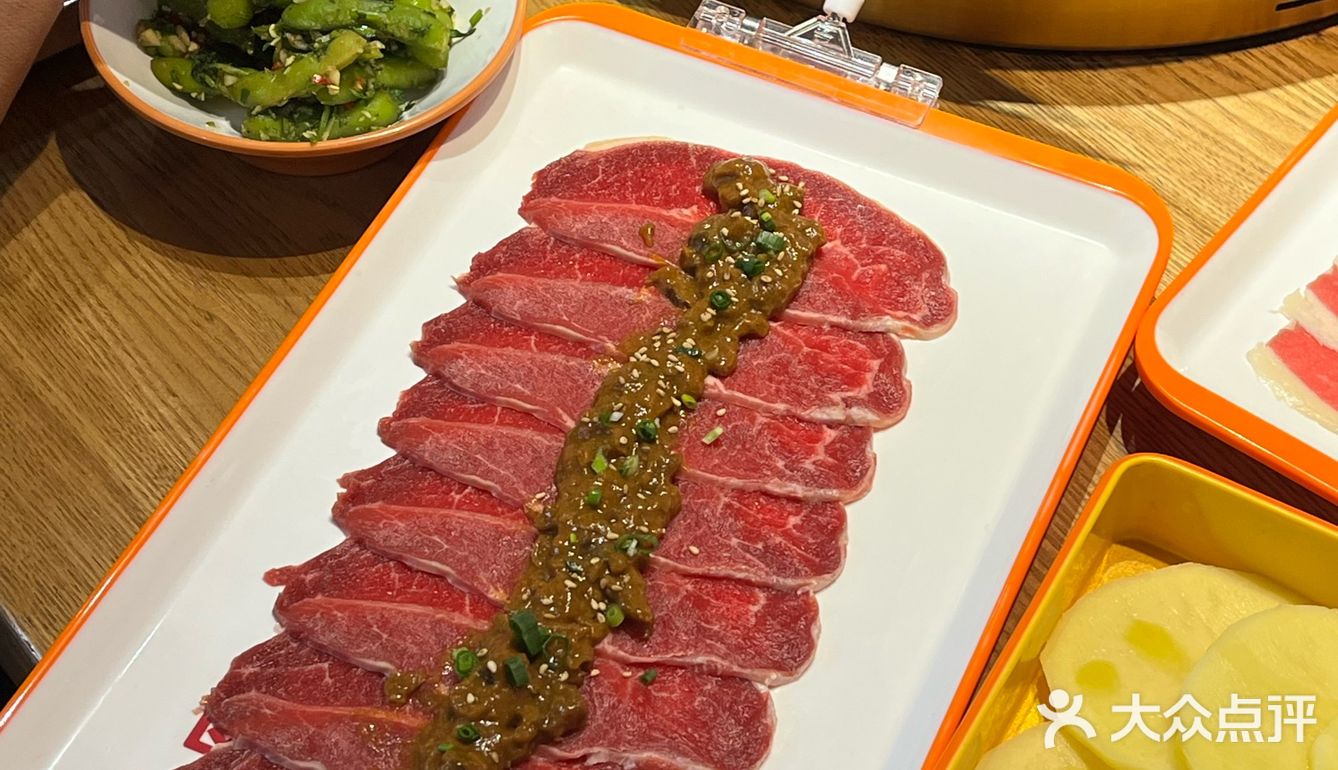 这家烤肉还挺火🔥