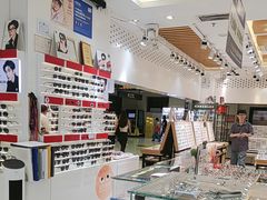 -美式眼镜·授权蔡司.依视路.尼康.豪雅.明月(人民广场店)