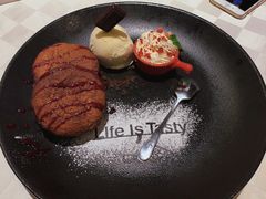 巧克力舒芙蕾松饼配香草冰激凌-西堤牛排(南京龙江店)