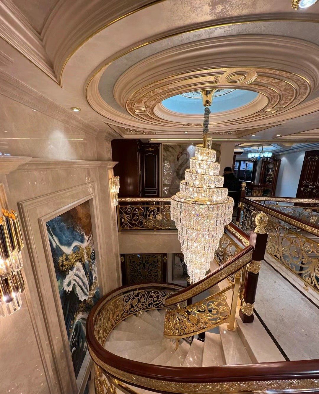 n
      位置就在绿地铂瑞公馆这,步入室内,室内布局巧妙融 合了