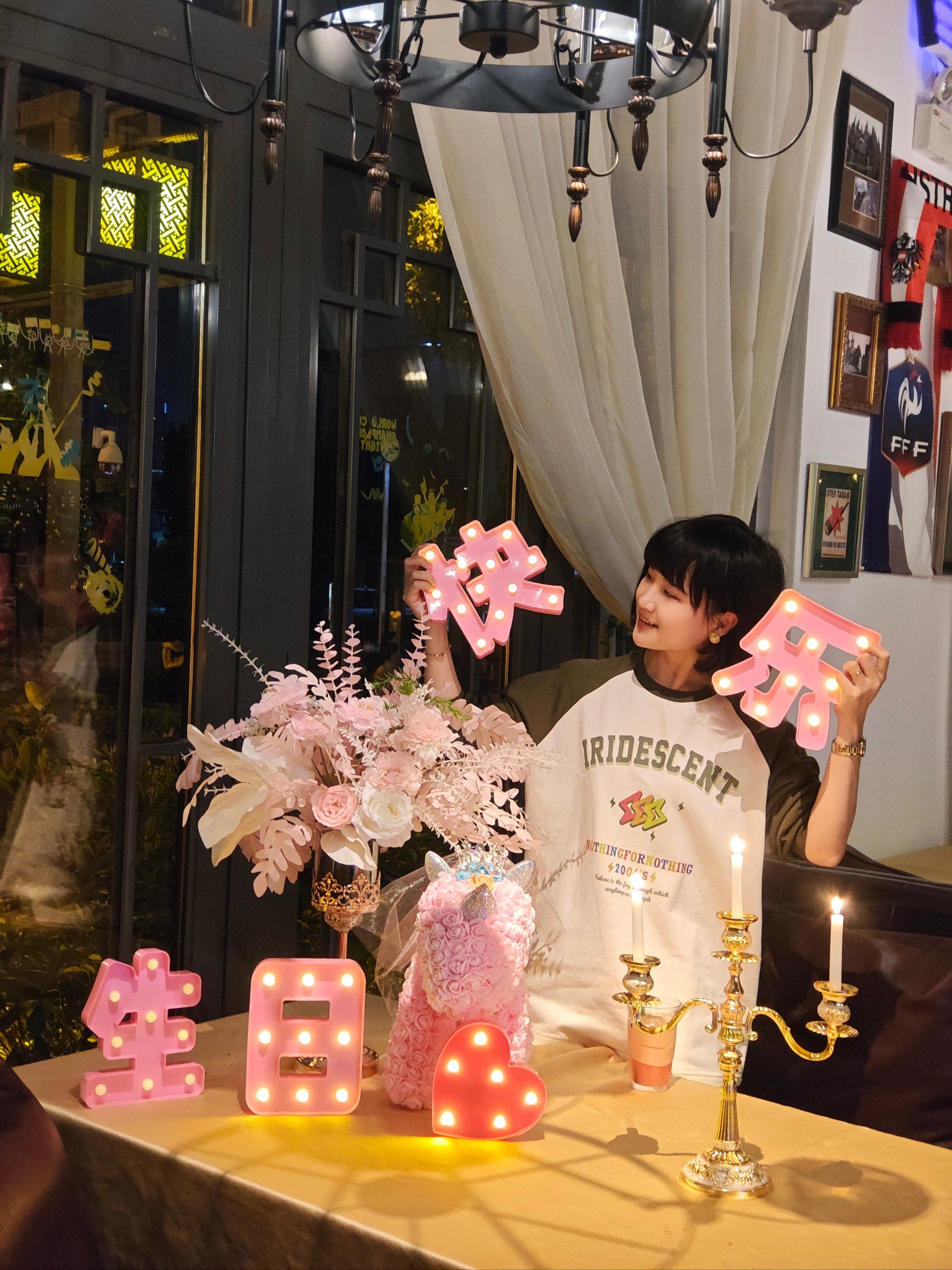 hhh😎
万圣节氛围满满,也是过生日提前预定的座位,超有feel~ 🤟