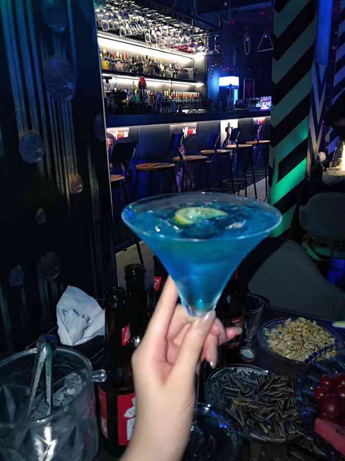 酒点伴酒吧-"这么说吧,垃圾店一个,假酒,环境辣鸡,服.